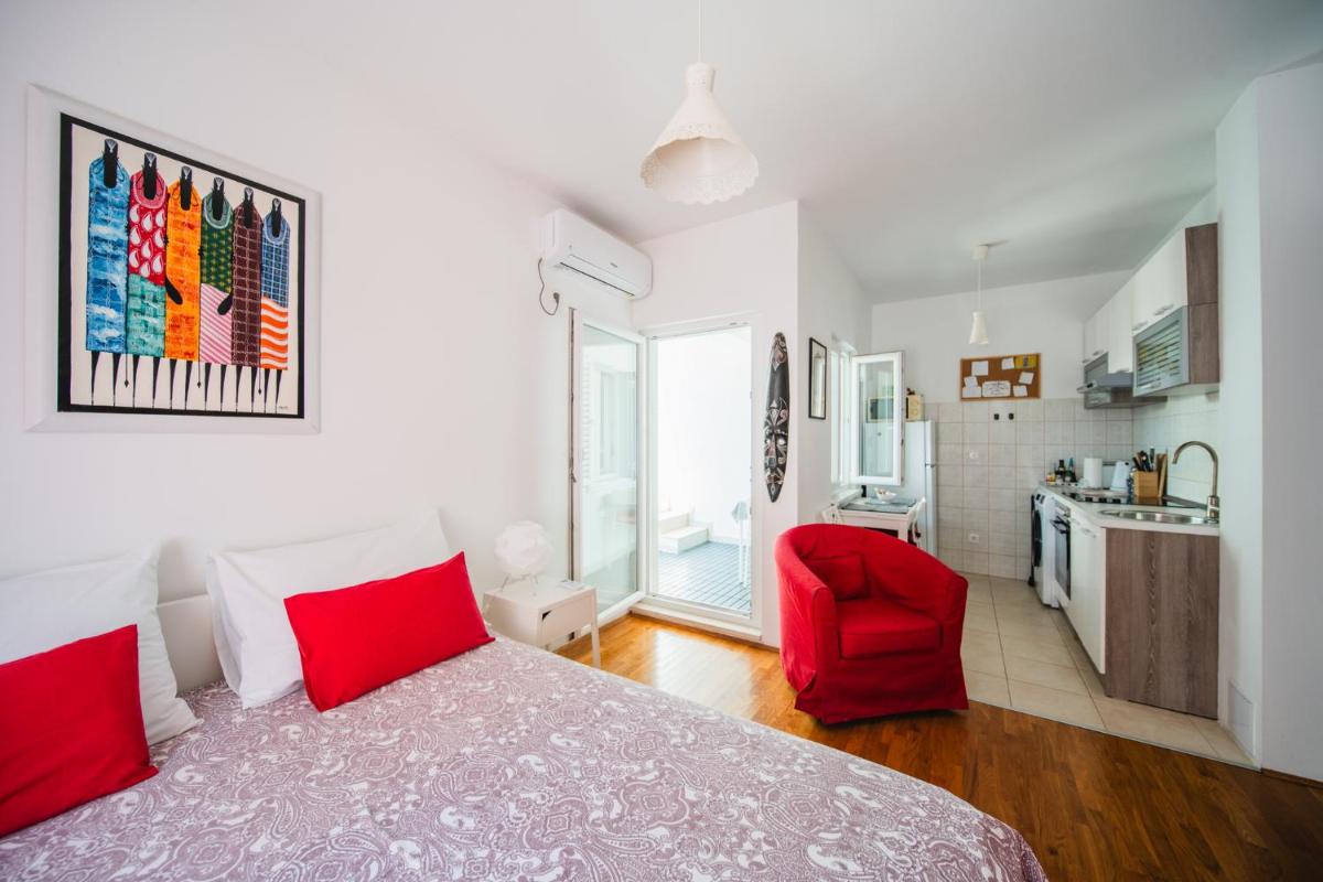 Violet Red Yellow Apartments - Hizvo