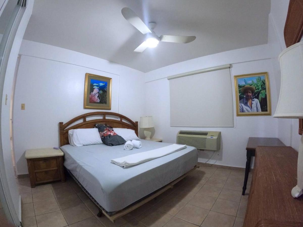 Beachfront Apartment In Joyuda With Pool And Basketball Court - Housity