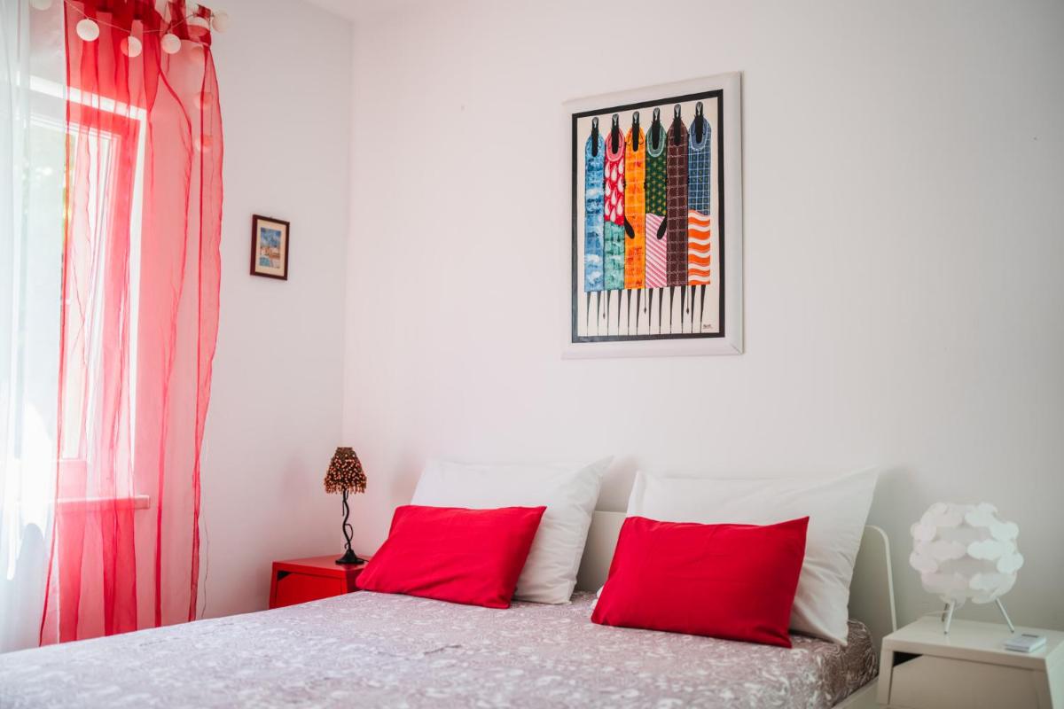 Violet Red Yellow Apartments - Hizvo