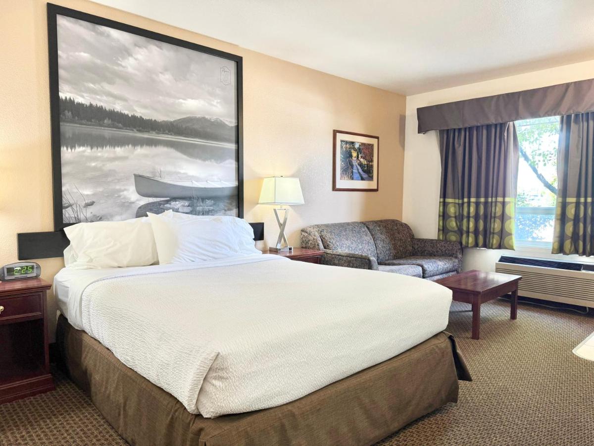 Super 8 by Wyndham High River AB - Housity