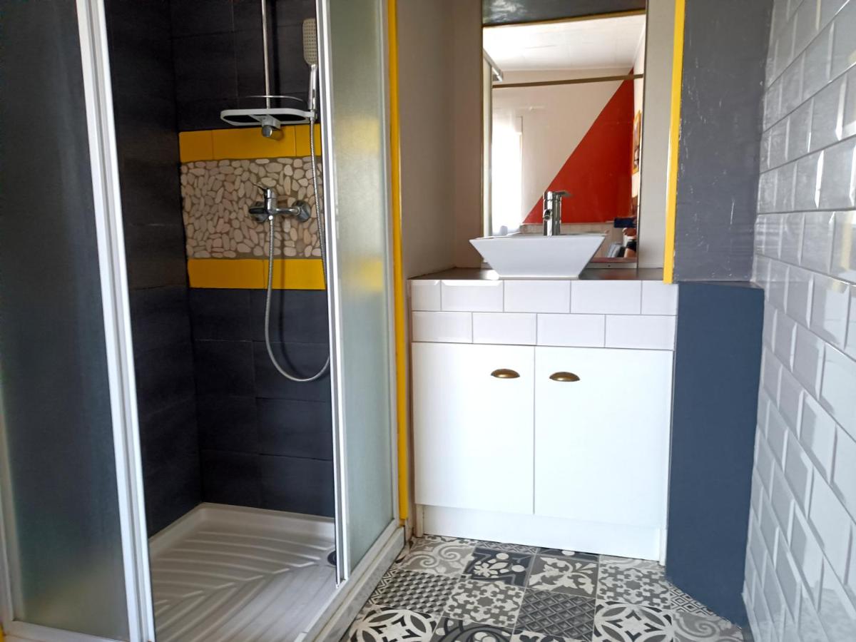 Grand studio au calme. Draps fournis. - Housity