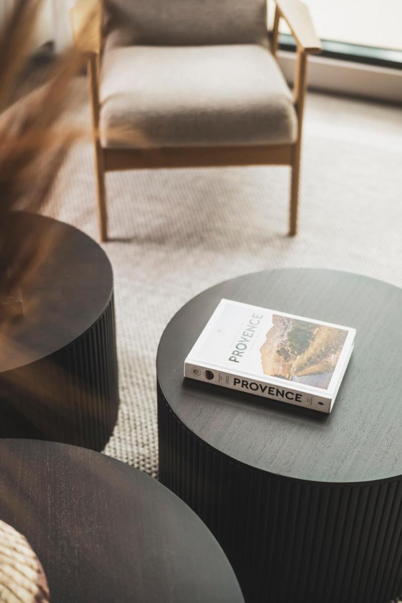 Coin salon dans l'établissement Les Lodges Sainte-Victoire Hotel & Spa