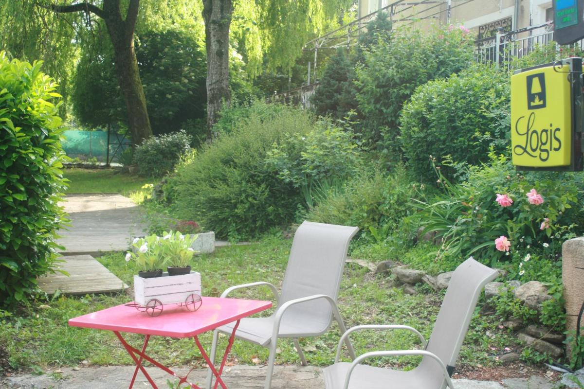 Jardin de l'établissement Logis hôtel restaurant Auberge de l'Espinouse