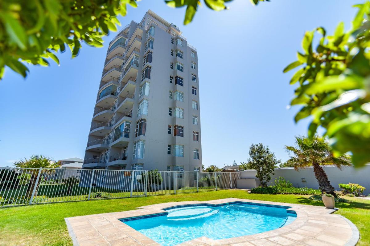 Oceanview Apartment -- Stunning view of Table Mountain & Atlantic Ocean - Hizvo