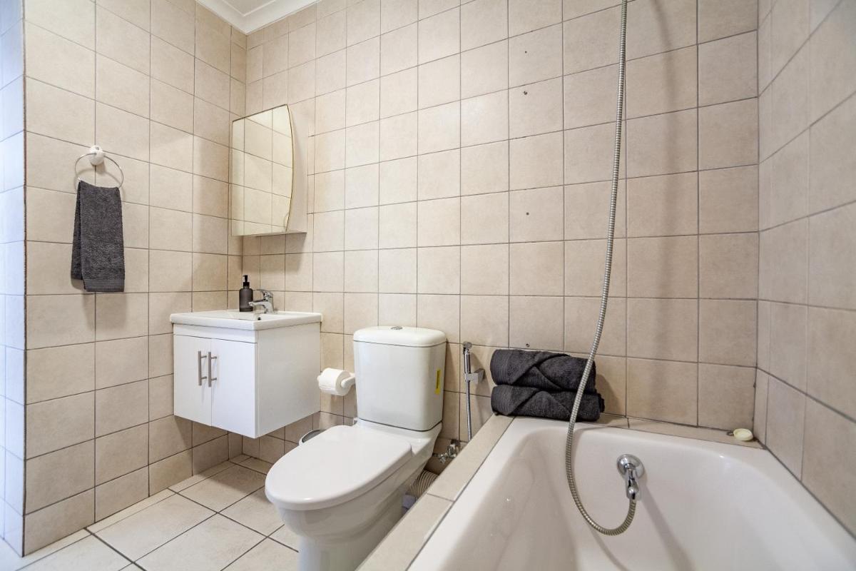 Oceanview Apartment -- Stunning view of Table Mountain & Atlantic Ocean - Hizvo