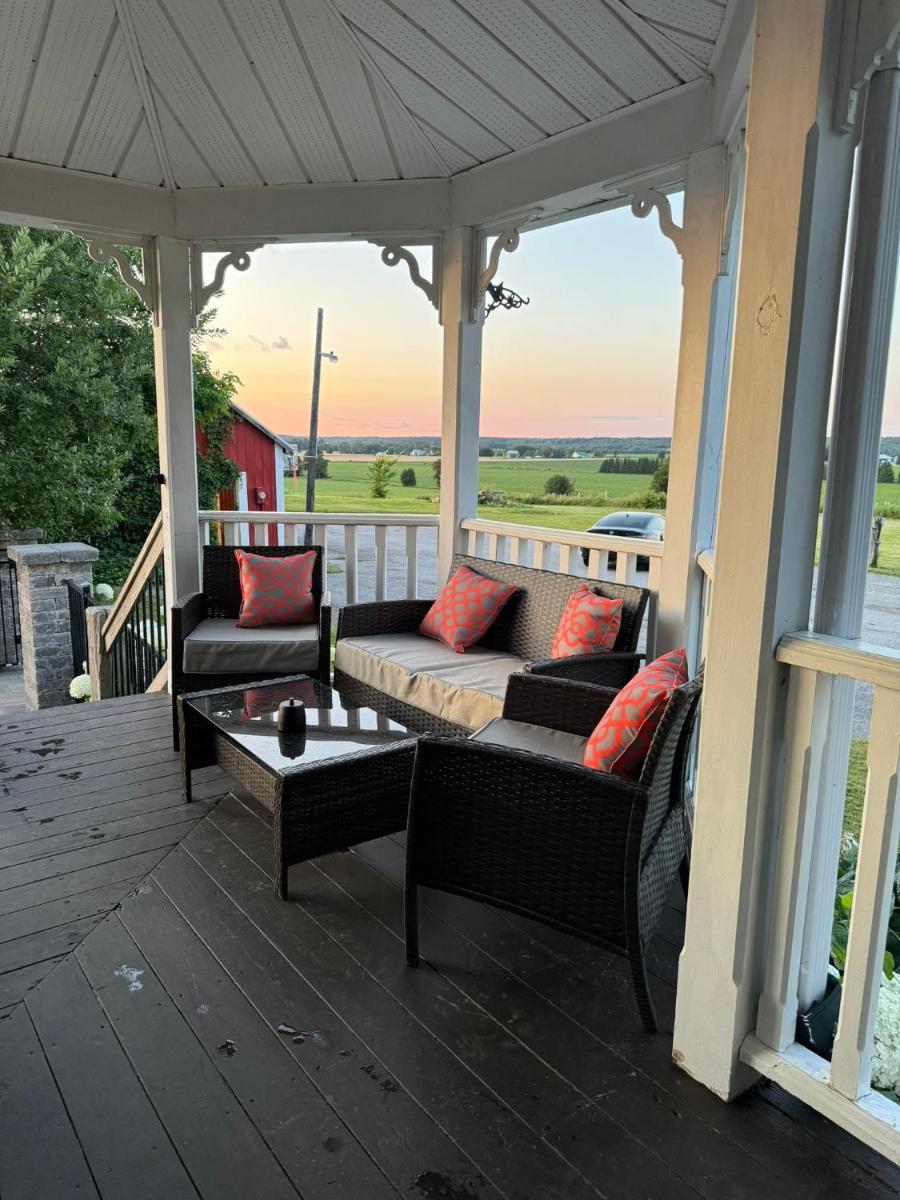 Farmhouse Guest Suite, Pool, hot tub, horses - Housity