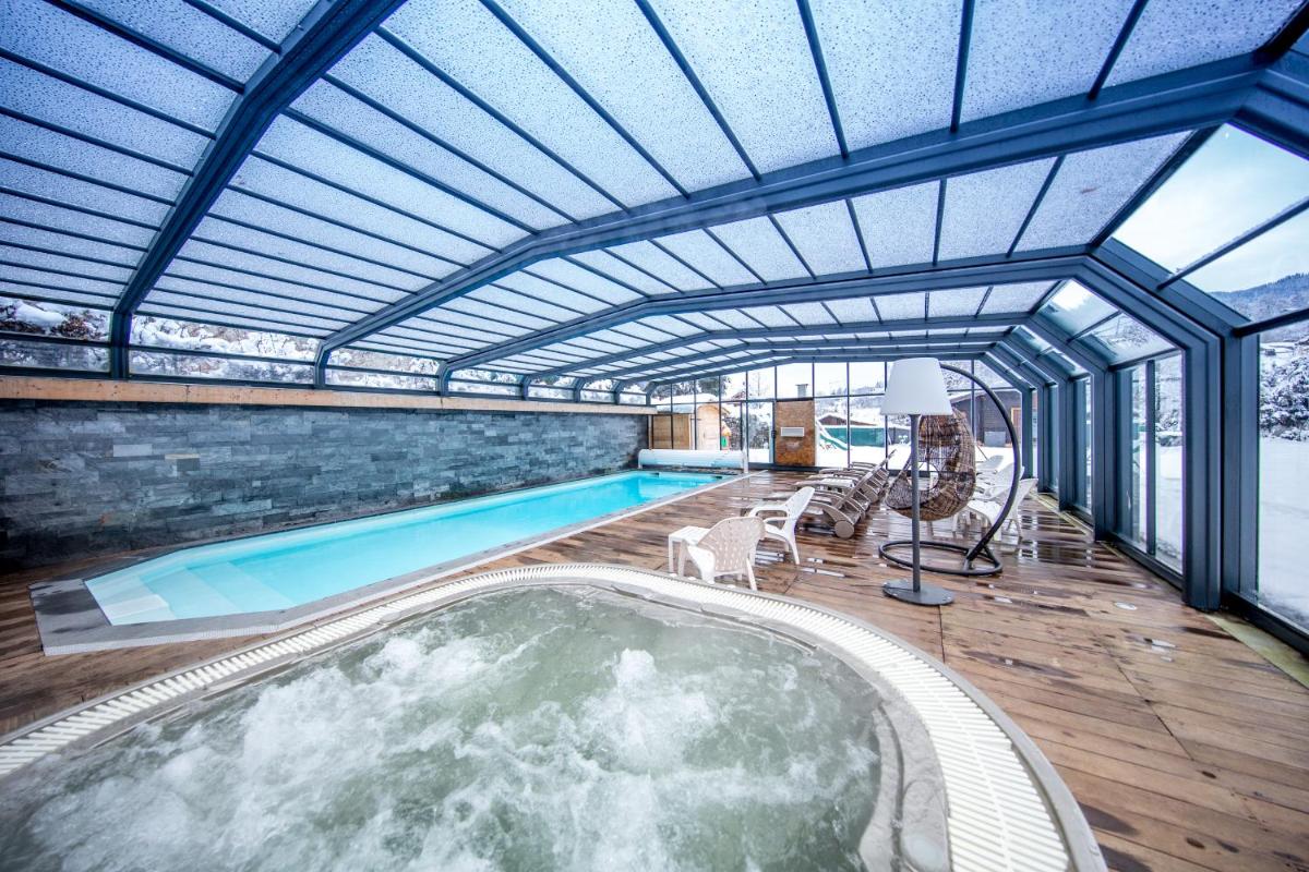 Piscine de l'établissement Logis Hotel Gai Soleil ou située à proximité