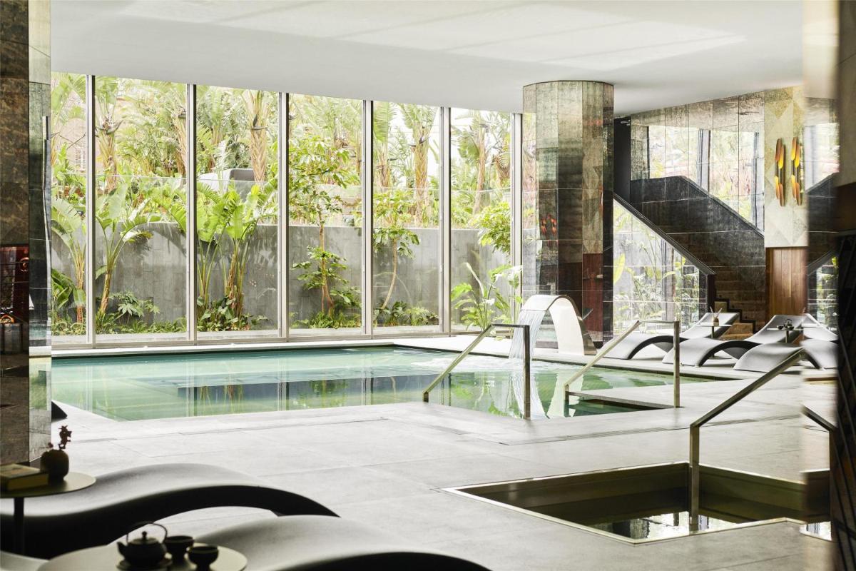 una piscina en una casa con ventanas en Grand Hyatt Barcelona, en Barcelona