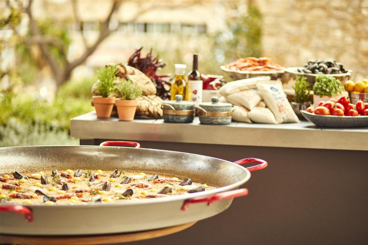 Comida en o cerca de este hotel