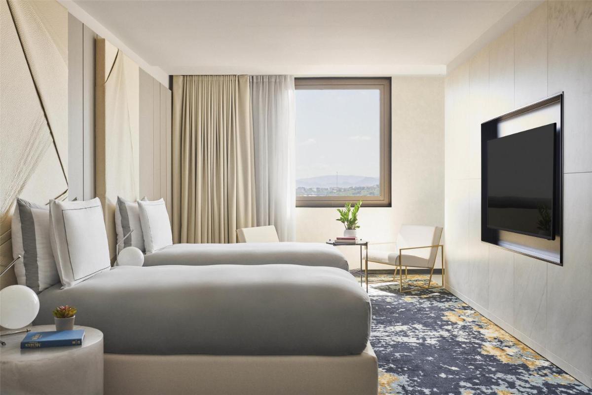 Una televisión o centro de entretenimiento en Grand Hyatt Barcelona