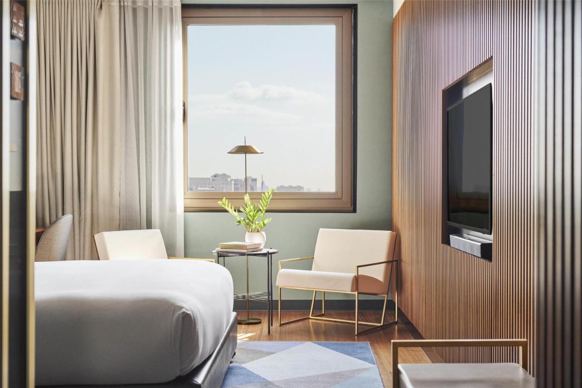 Una televisión o centro de entretenimiento en Grand Hyatt Barcelona