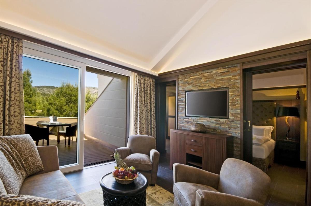 Una televisión o centro de entretenimiento en Lindner Hotel Mallorca Portals Nous, part of JdV by Hyatt