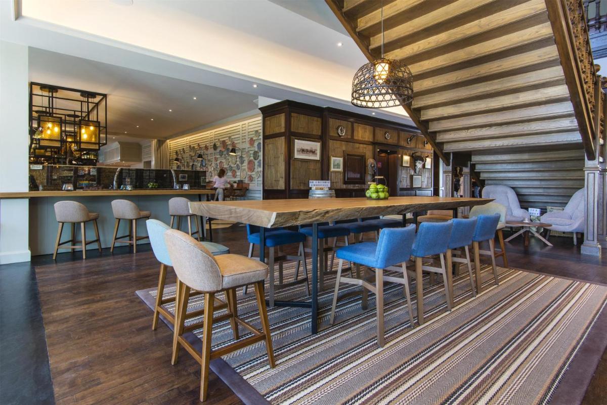 Un restaurante o sitio para comer en Lindner Hotel Mallorca Portals Nous, part of JdV by Hyatt