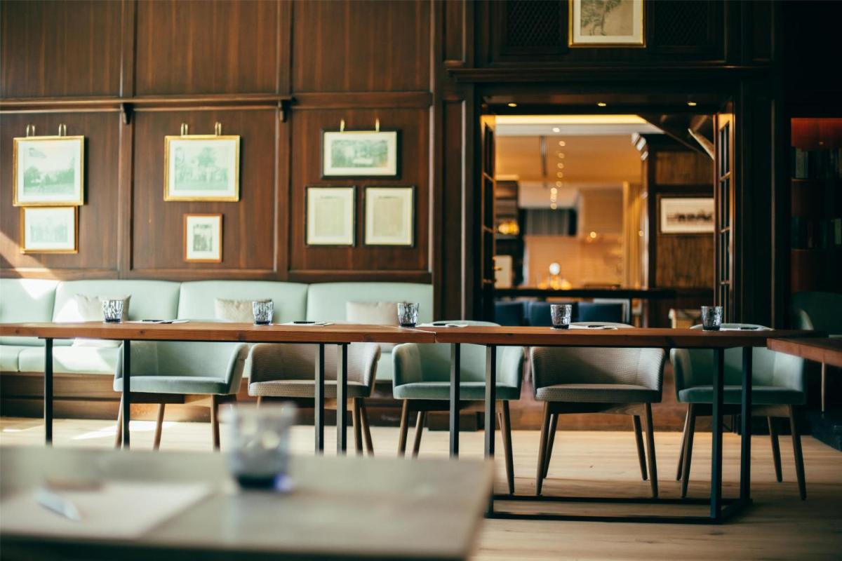 Un restaurante o sitio para comer en Lindner Hotel Mallorca Portals Nous, part of JdV by Hyatt