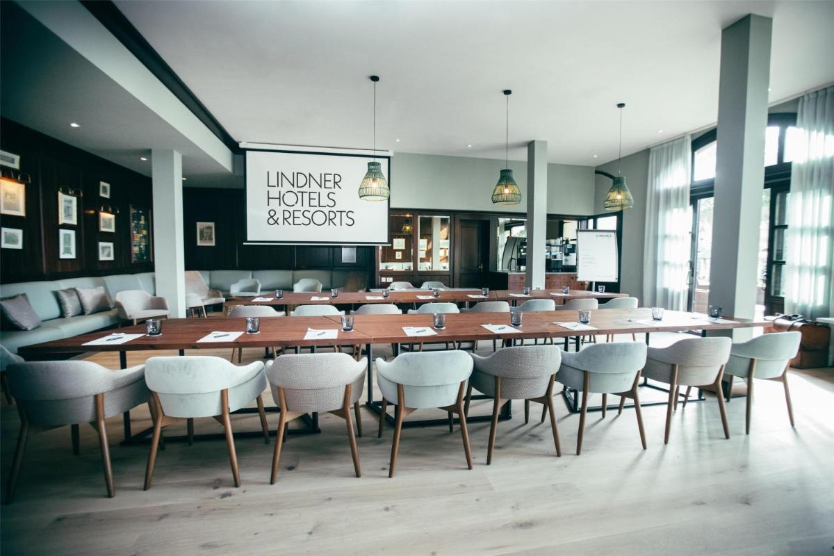 Un restaurante o sitio para comer en Lindner Hotel Mallorca Portals Nous, part of JdV by Hyatt