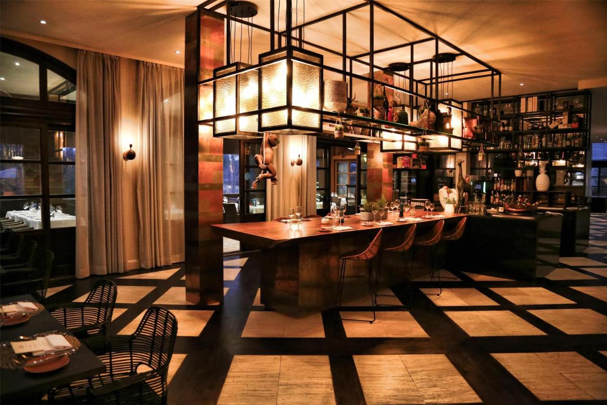 Un restaurante o sitio para comer en Lindner Hotel Mallorca Portals Nous, part of JdV by Hyatt