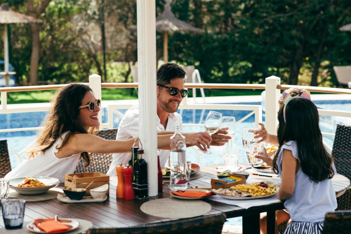 Comida en o cerca de este resort