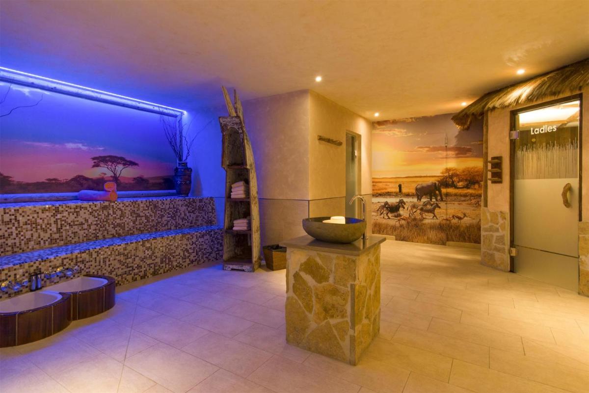 Una habitación con una gran ventana con vistas a un safari. en Lindner Hotel Mallorca Portals Nous, part of JdV by Hyatt, en Portals Nous