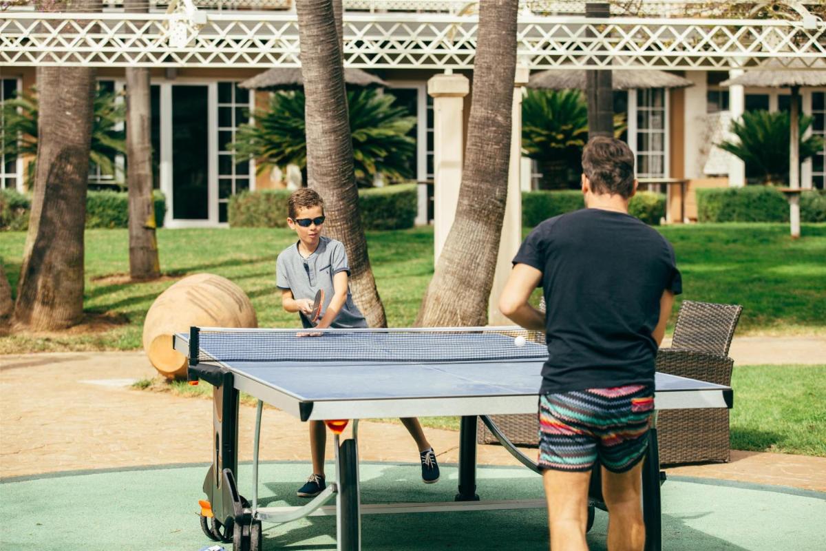 Instalaciones para jugar al ping pong en Lindner Hotel Mallorca Portals Nous, part of JdV by Hyatt o alrededores