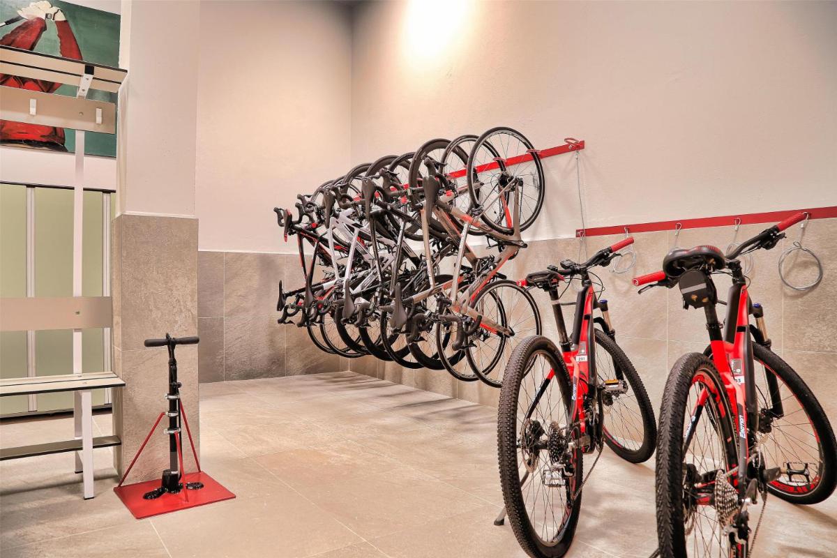 Montar en bicicleta en Lindner Hotel Mallorca Portals Nous, part of JdV by Hyatt o alrededores
