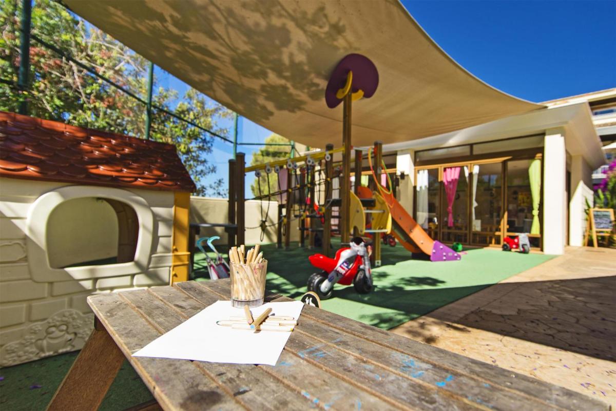 Zona de juegos infantil en Lindner Hotel Mallorca Portals Nous, part of JdV by Hyatt