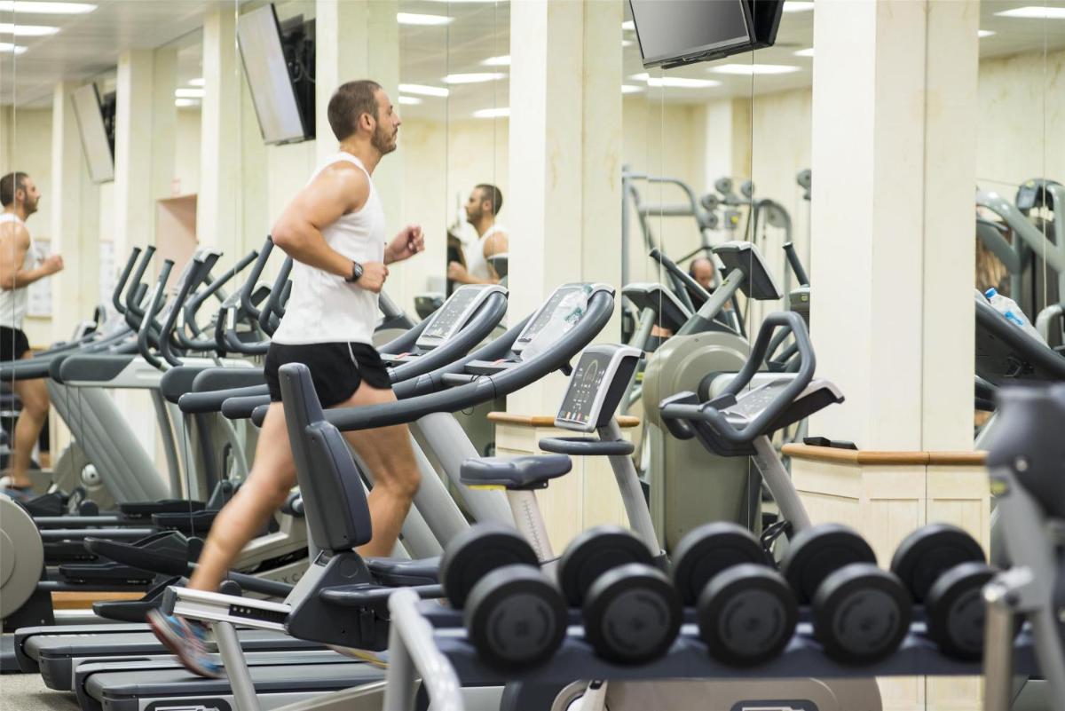 Gimnasio o instalaciones de fitness de Lindner Hotel Mallorca Portals Nous, part of JdV by Hyatt