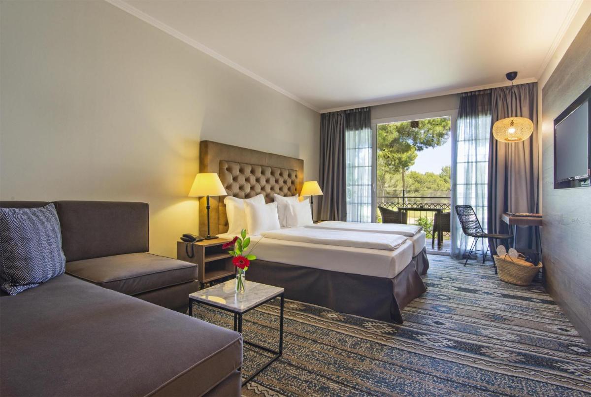 Cama o camas de una habitación en Lindner Hotel Mallorca Portals Nous, part of JdV by Hyatt