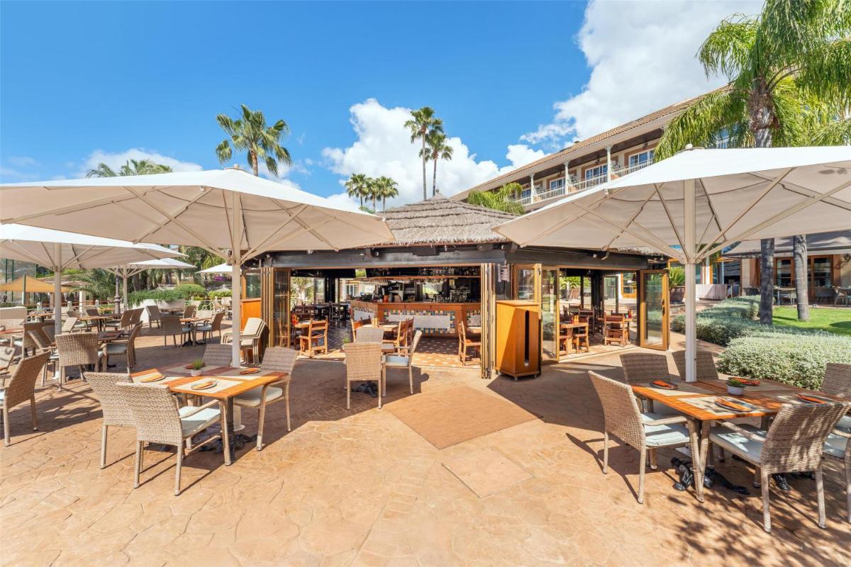 Un restaurante o sitio para comer en Lindner Hotel Mallorca Portals Nous, part of JdV by Hyatt