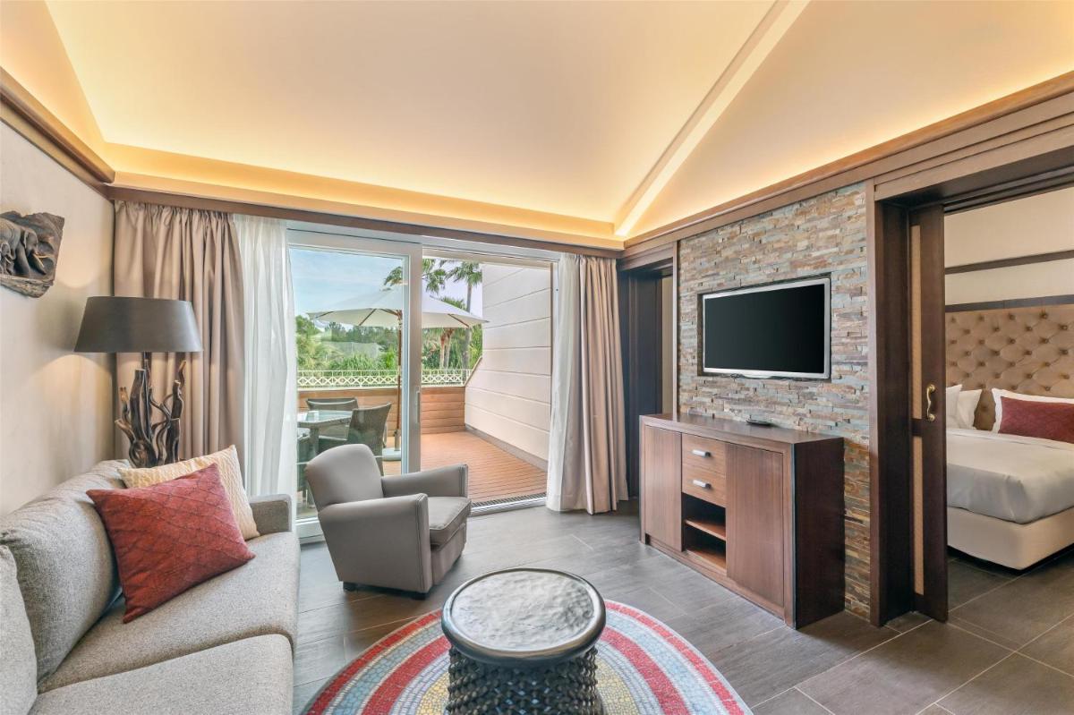 Una televisión o centro de entretenimiento en Lindner Hotel Mallorca Portals Nous, part of JdV by Hyatt