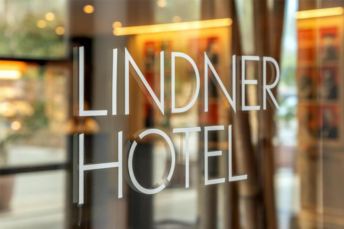 Certificado, premio, señal o documento que está expuesto en Lindner Hotel Mallorca Portals Nous, part of JdV by Hyatt