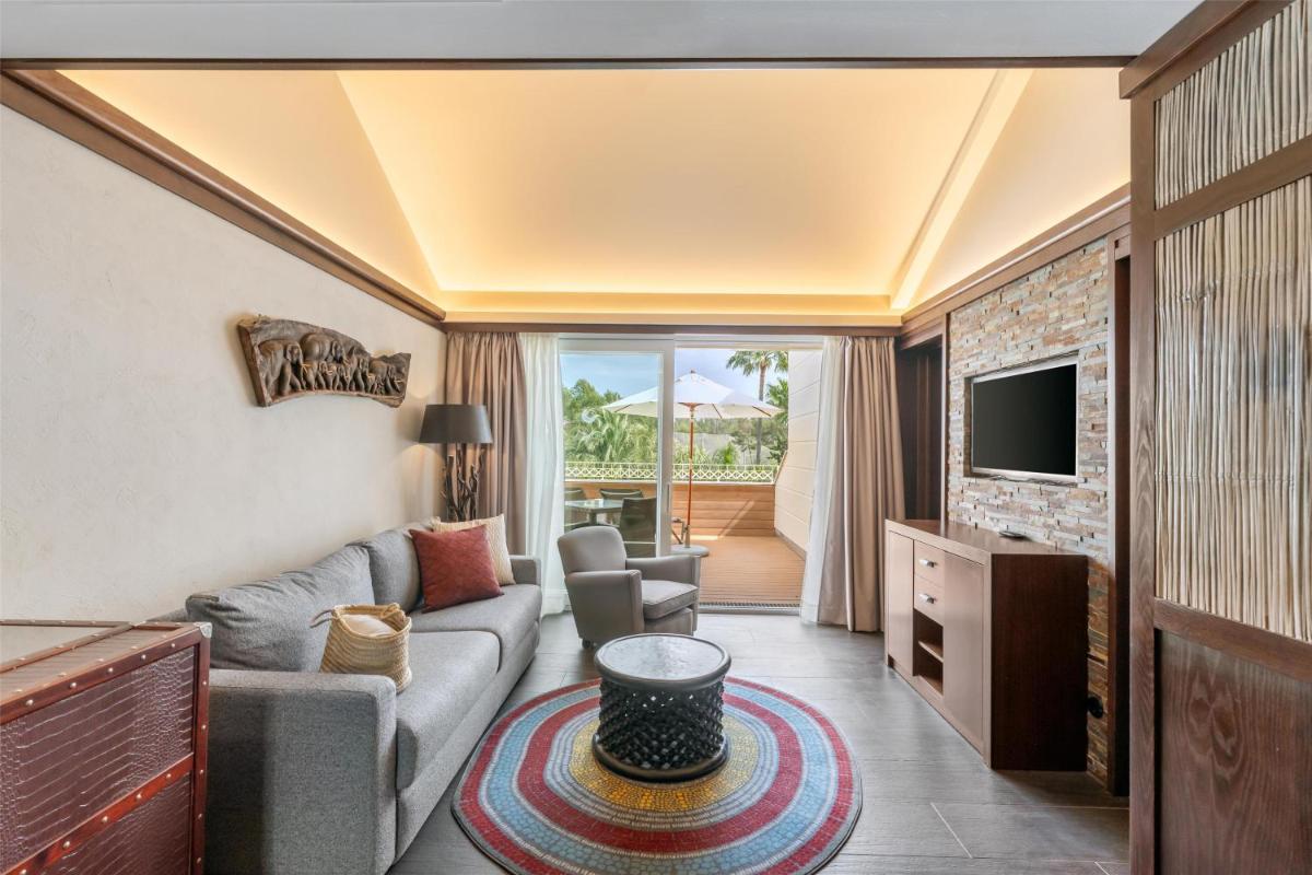 Una sala de estar con un sofá y un televisor. en Lindner Hotel Mallorca Portals Nous, part of JdV by Hyatt, en Portals Nous