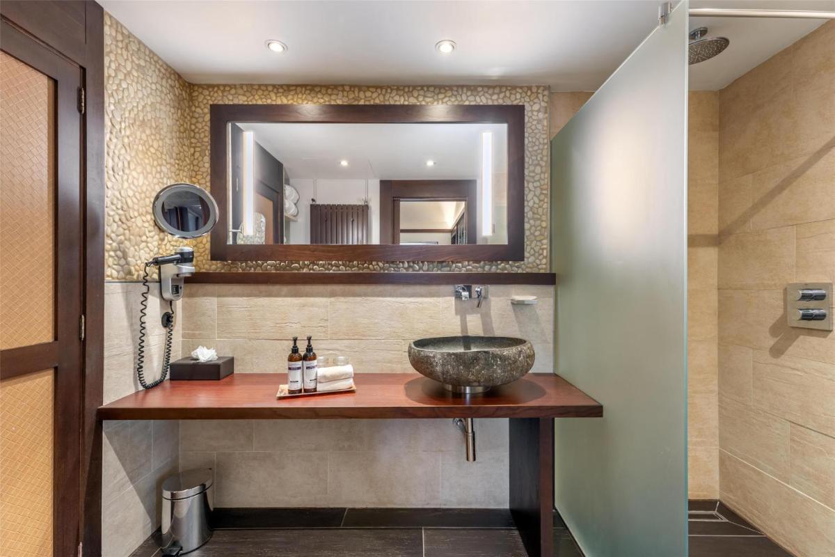 Un baño de Lindner Hotel Mallorca Portals Nous, part of JdV by Hyatt