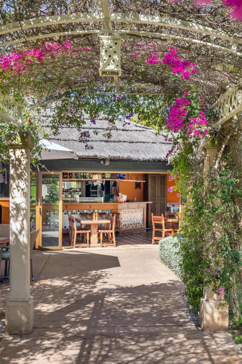 Un restaurante o sitio para comer en Lindner Hotel Mallorca Portals Nous, part of JdV by Hyatt