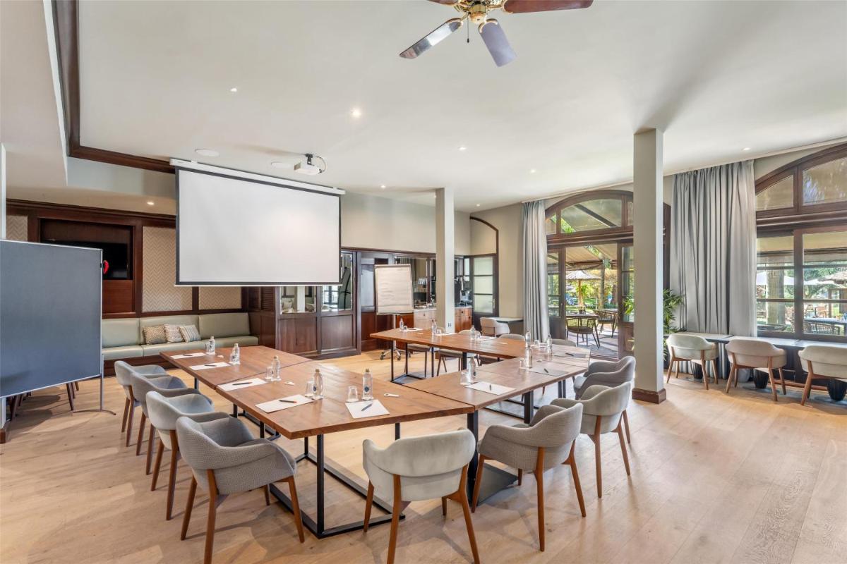 Un restaurante o sitio para comer en Lindner Hotel Mallorca Portals Nous, part of JdV by Hyatt