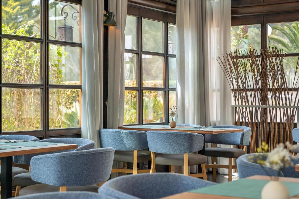 Un restaurante o sitio para comer en Lindner Hotel Mallorca Portals Nous, part of JdV by Hyatt