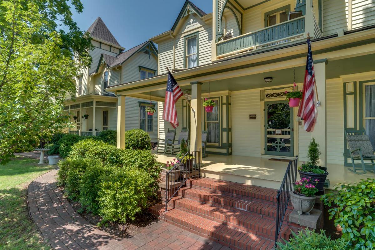 Carrier Houses Bed & Breakfast - Housity