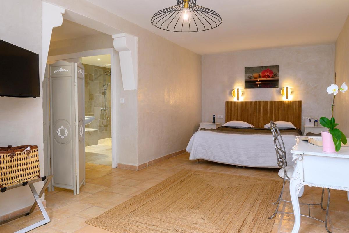 Télévision ou salle de divertissement dans l'établissement La Bastide De Tourtour Hotel & Spa