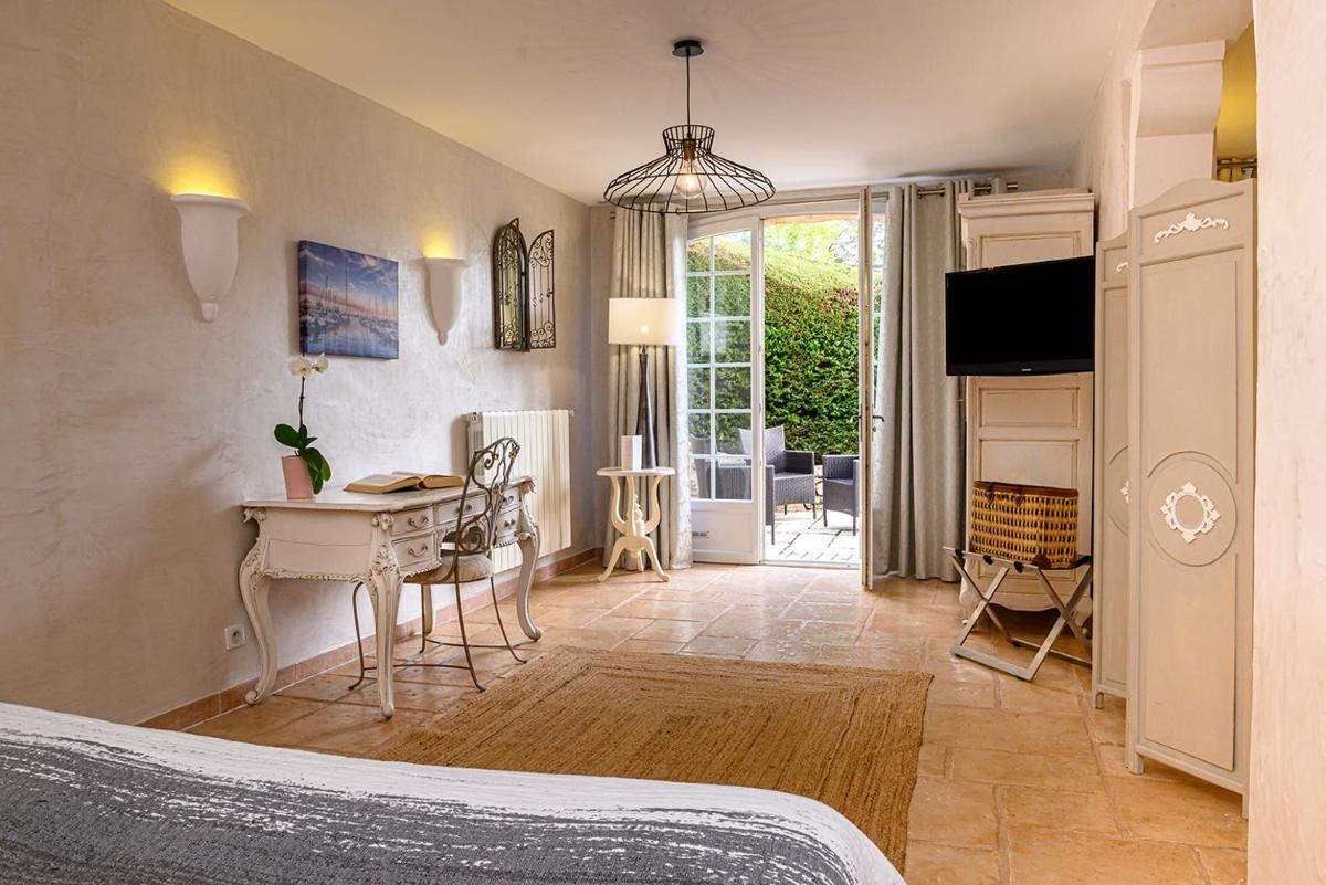 Télévision ou salle de divertissement dans l'établissement La Bastide De Tourtour Hotel & Spa
