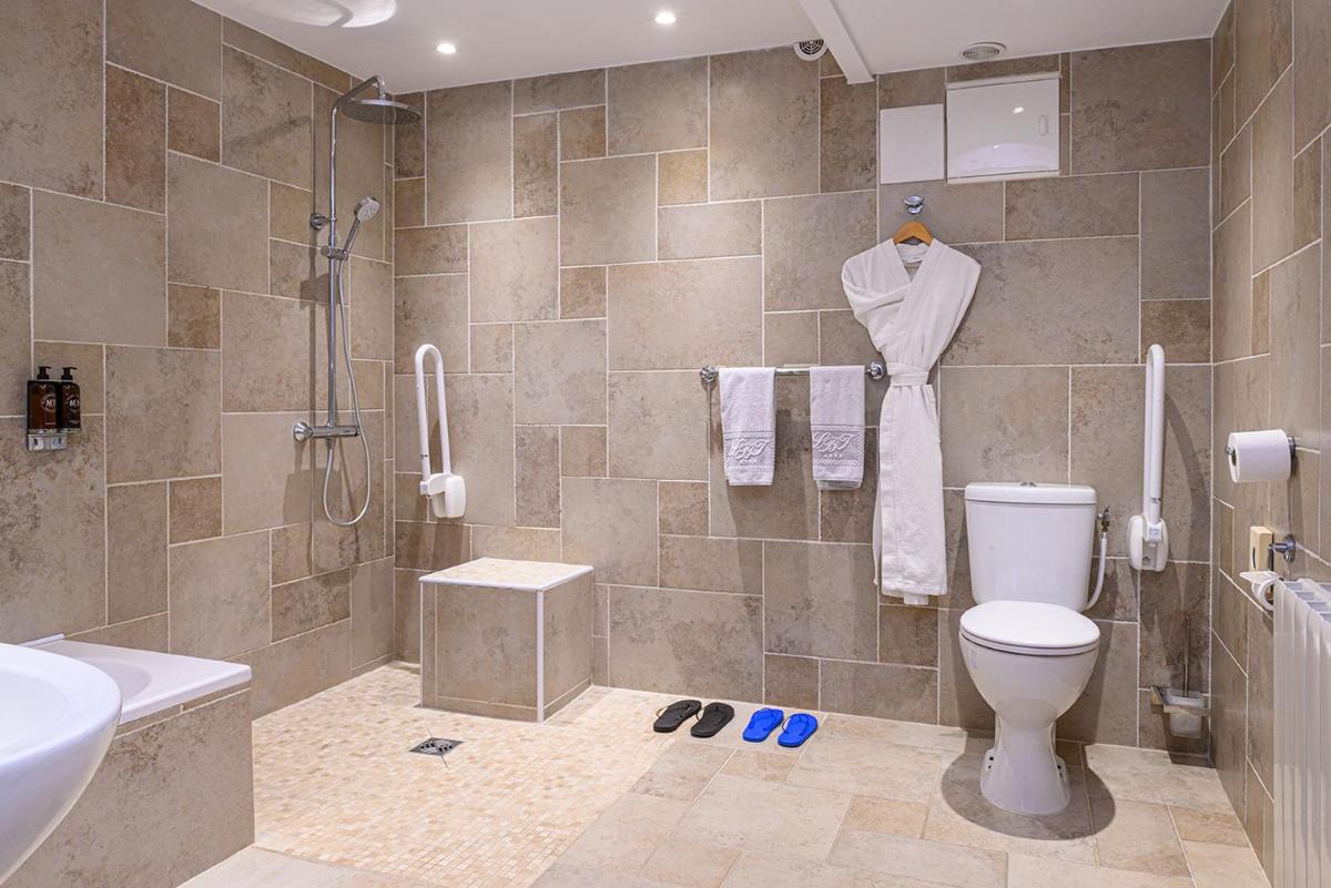 Salle de bains dans l'établissement La Bastide De Tourtour Hotel & Spa