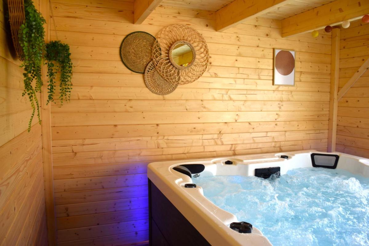 une baignoire jacuzzi dans une maison en bois dans l'établissement Résidence Les Océanes, à Les Sables-dʼOlonne