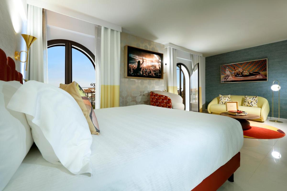 Cama o camas de una habitación en Hard Rock Hotel Marbella - Puerto Banús
