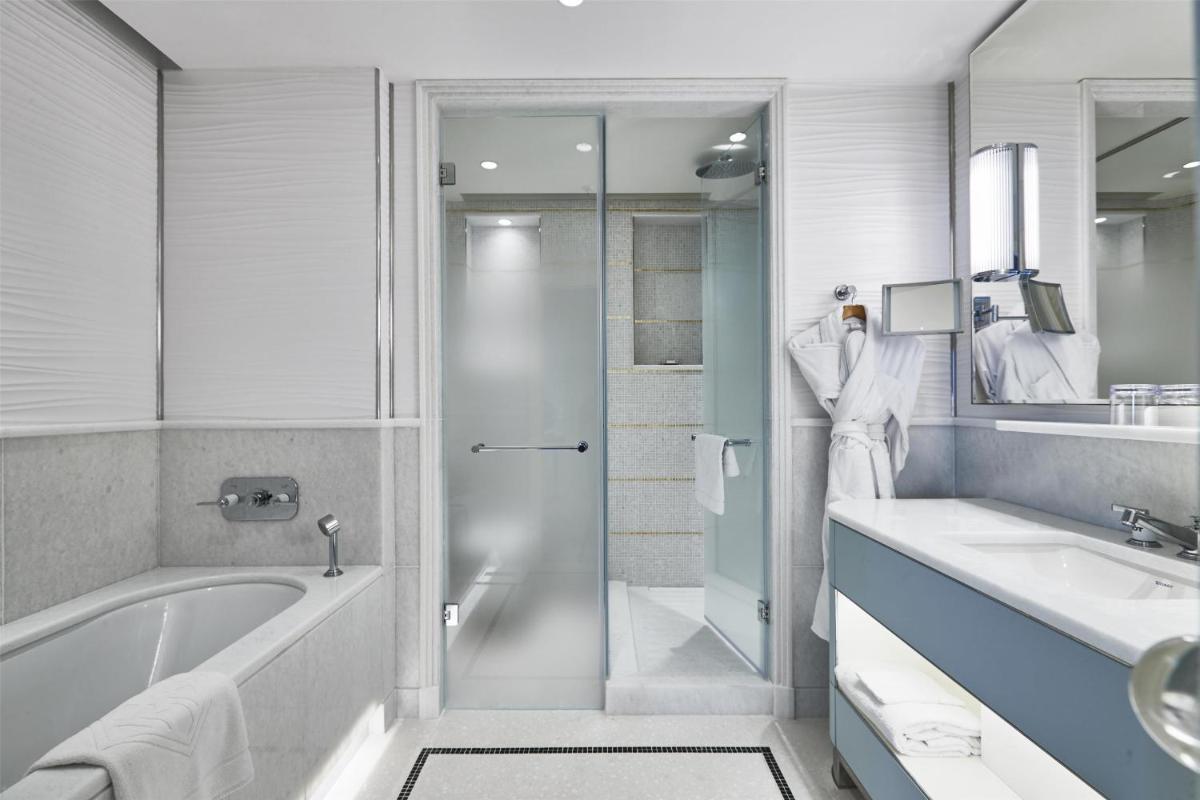 Salle de bains dans l'établissement Hôtel Martinez, in The Unbound Collection by Hyatt