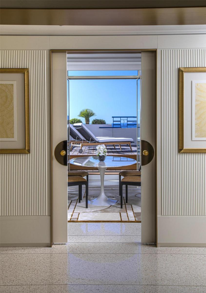Coin salon dans l'établissement Hôtel Martinez, in The Unbound Collection by Hyatt