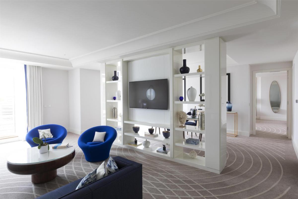 Télévision ou salle de divertissement dans l'établissement Hôtel Martinez, in The Unbound Collection by Hyatt