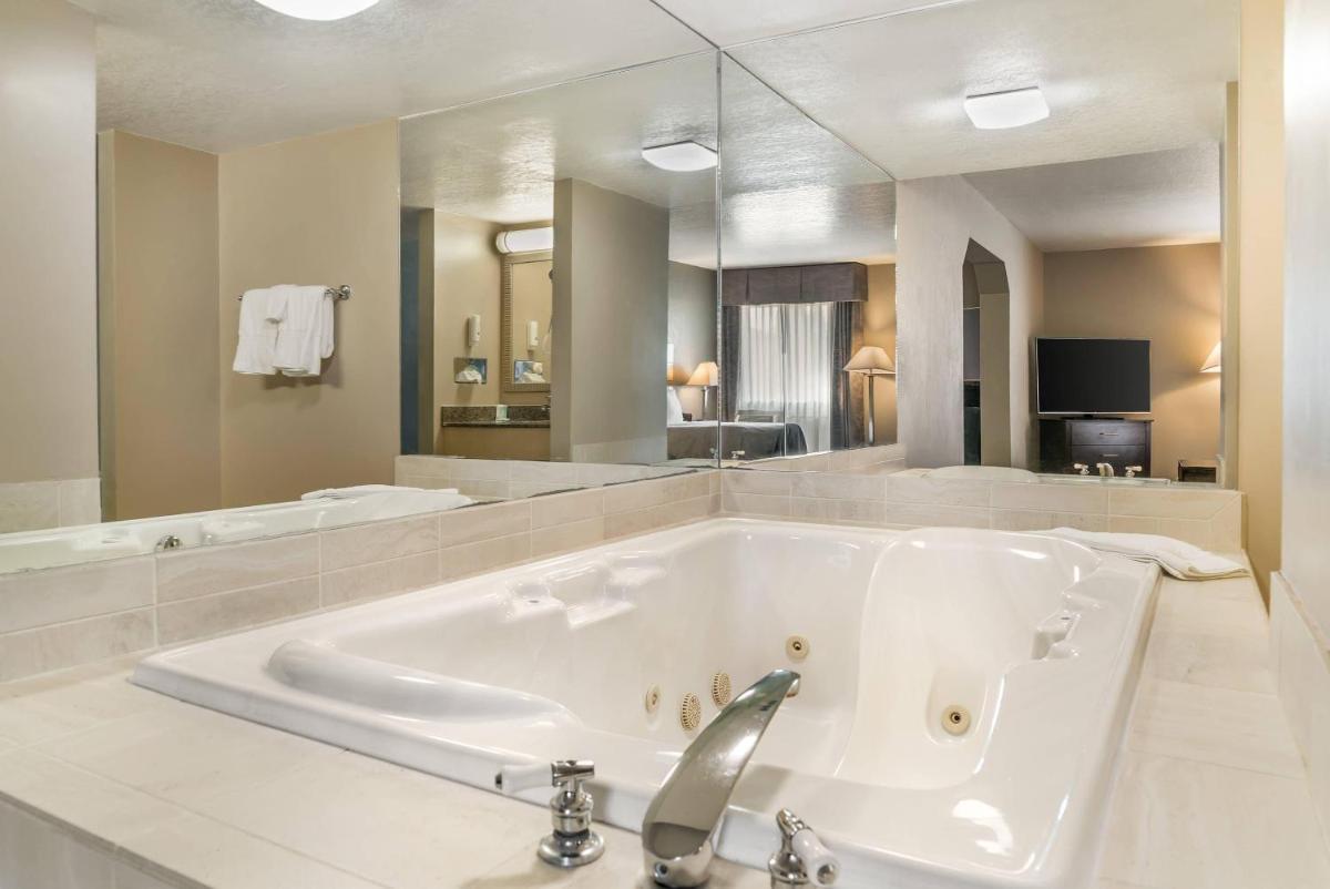 Quality Inn & Suites Next to the Casino - Housity