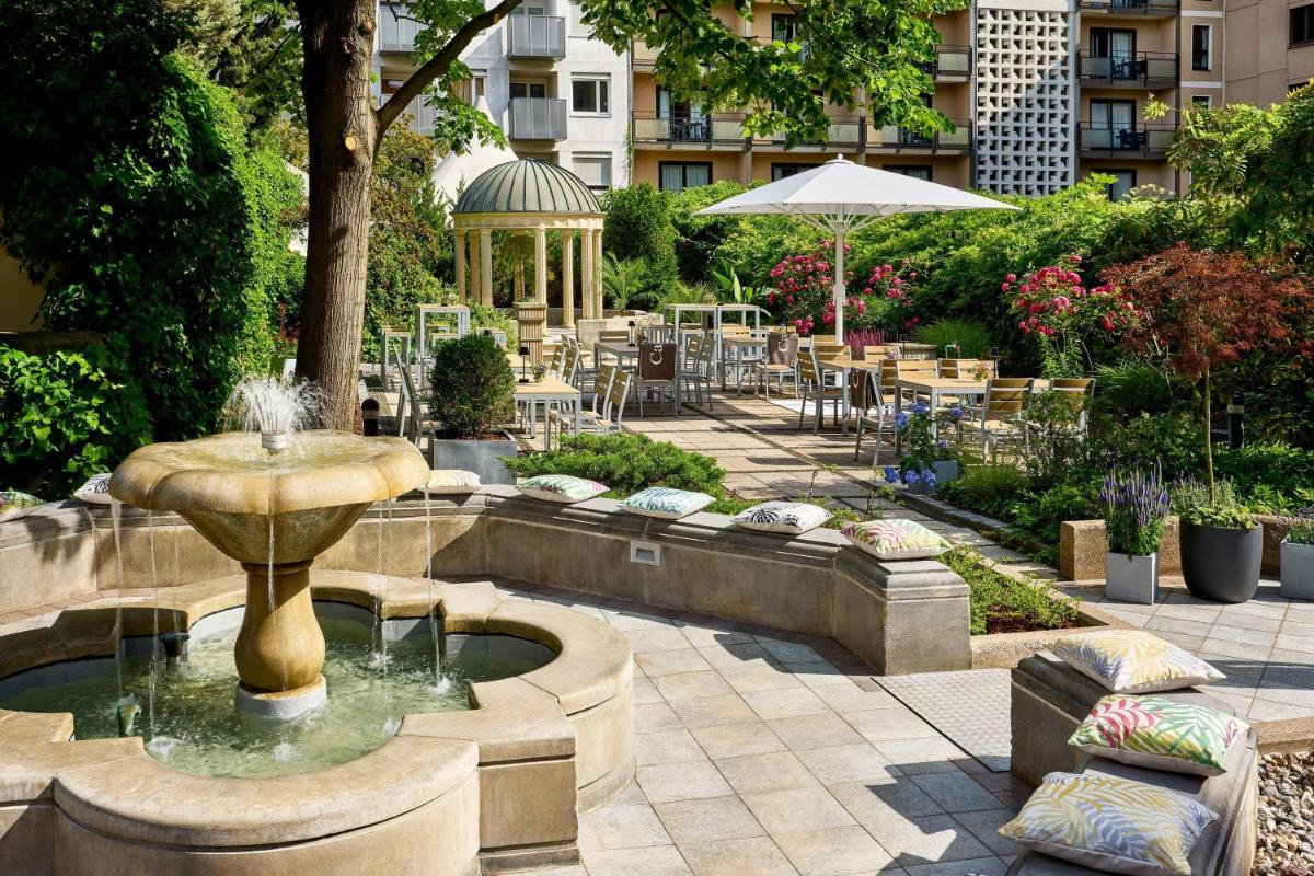 Ein Garten an der Unterkunft The Westin Grand Berlin