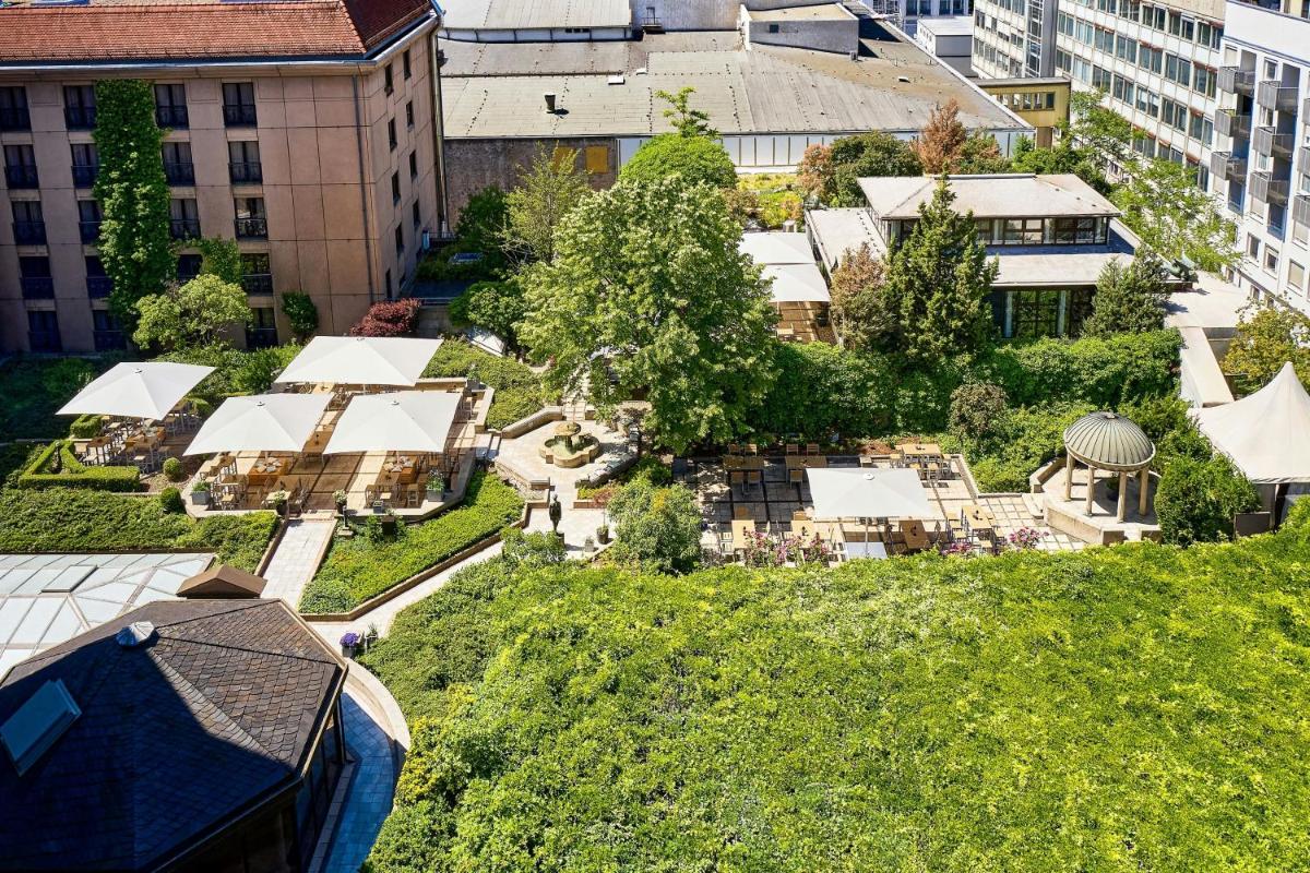 Ein Garten an der Unterkunft The Westin Grand Berlin
