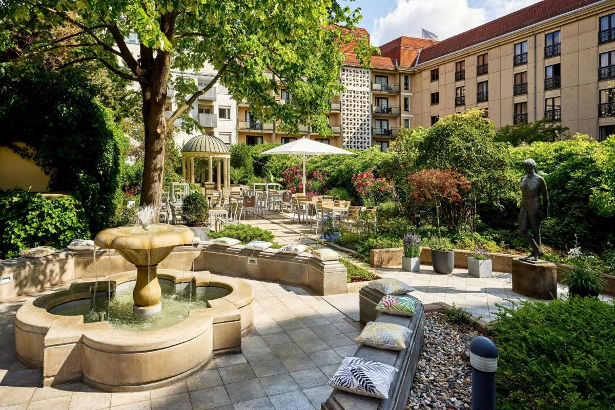 Ein Garten an der Unterkunft The Westin Grand Berlin