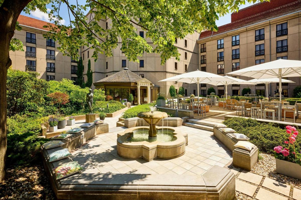 Ein Garten an der Unterkunft The Westin Grand Berlin
