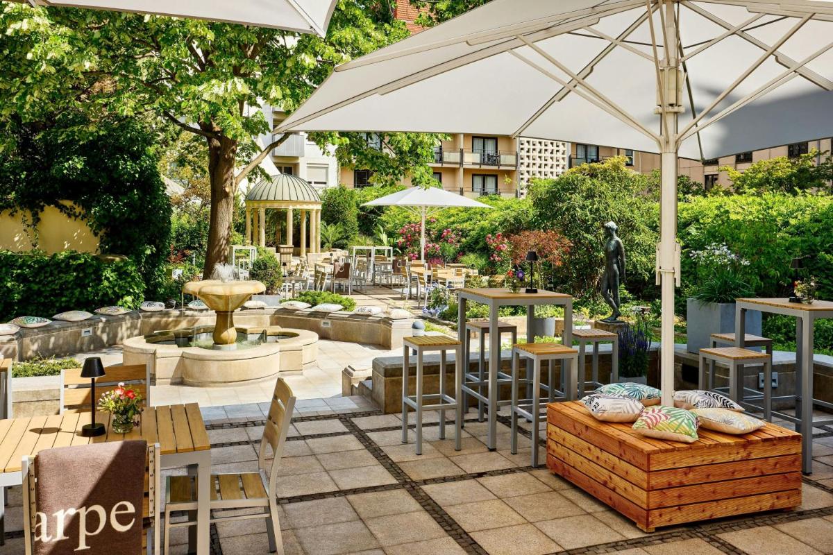 Ein Garten an der Unterkunft The Westin Grand Berlin